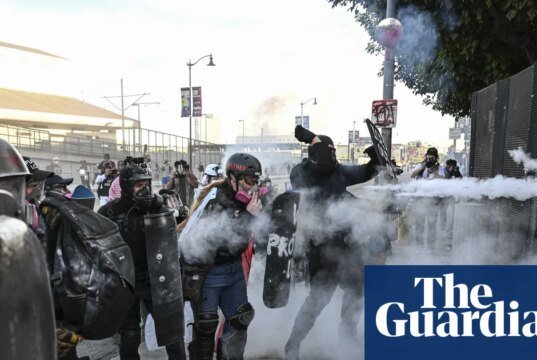 Decenas de manifestantes de No Kings fueron arrestados en Los Ángeles tras enfrentamientos con la policía Los Ángeles
