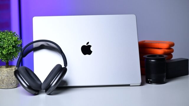 67049-140947-16-inch-MacBook-Pro-on-desk-with-accessories-2-xl.jpg