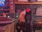 Shia LaBeouf fue captada sin camiseta en un bar de Nueva Orleans tras una supuesta pelea