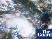 Alrededor de 500 personas se están refugiando en el gimnasio de una escuela de Darwin mientras el ciclón tropical Narelle avanza hacia la costa del Territorio del Norte. Ciclón tropical Narelle