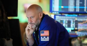 El Dow 500 cae a medida que se cierra la liquidación mundial de acciones y el petróleo sube por preocupaciones de guerra – Mercury News