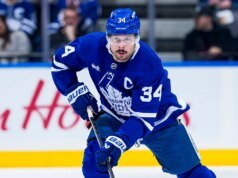 Auston Matthews recibió una gran ovación de los fanáticos de Toronto tras ganar la medalla de oro.