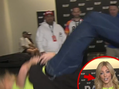 Reportero de Fox News es golpeado en el cuerpo por un luchador en televisión en vivo