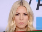 Skyler Gray limpiando un video sexy de la escuela secundaria de su ciudad natal después de una reacción violenta