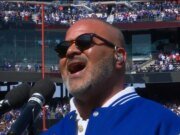 La estrella de ‘Hamilton’ envió un mensaje con el Himno Nacional en el juego del Día Inaugural de los Mets