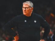 Geno Auriemma de UConn apunta a la NCAA en el formato femenino March Madness
