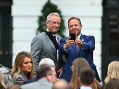 Trump lanza nueva aplicación móvil de la Casa Blanca que incluye línea de soplón de ICE