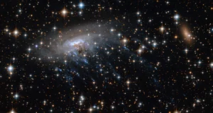 James Webb ve una galaxia con tentáculos en el espacio profundo