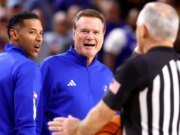 Bill Self salió antes del medio tiempo en la derrota de Kansas ante Arizona State
