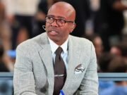 Kenny Smith descartó conversaciones sobre el puesto de UNC y pidió un compromiso a largo plazo por parte del próximo entrenador.
