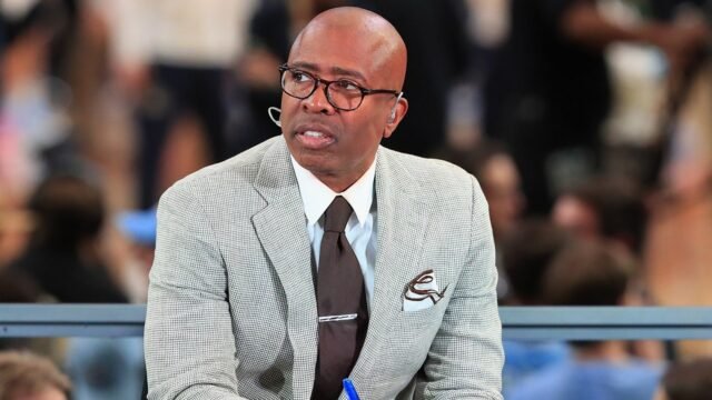 kenny-smith-looks-on.jpg