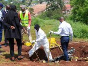 Las autoridades dicen que se han encontrado 33 cadáveres, incluidos niños, en fosas comunes en Kenia