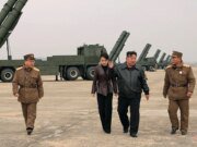 Kim Jong Un observa la prueba de armas de Corea del Norte con su hija adolescente