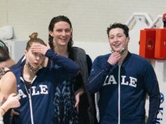 Madre de Yale acusa a la escuela de obligar a los nadadores a guardar silencio sobre los atletas trans