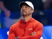 Tiger Woods dice que el reemplazo de disco lo ayuda a superar los días buenos y los malos