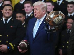 Trump firma orden ejecutiva para proteger la transmisión del juego Ejército-Marina