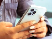 Los científicos crean un esmalte de uñas transparente que permite usar pantallas táctiles con uñas largas