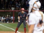 Alabama se recuperó de un déficit inicial contra el No. 5 Texas para igualar la serie.