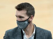 Los Warriors tienen la opción de elegir entre Bassey, Williams o Cryer para el puesto final en la lista de playoffs