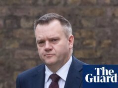 El gobierno ha reservado mil millones de libras adicionales para las víctimas del escándalo de sangre contaminada en el Reino Unido. El escándalo de la sangre contaminada