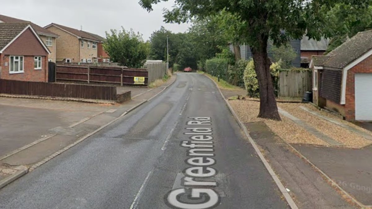 Hombre y mujer arrestados después de la muerte de un adolescente en un “auto atropella a niños en bicicleta o scooter”