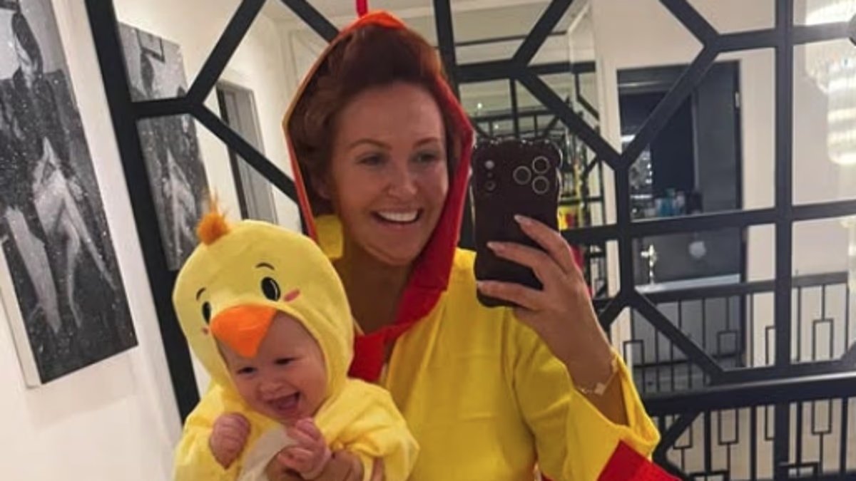 Charlotte Dawson y sus hijos se disfrazan de pollitos, Denise Van Outen, de piernas largas, se pone orejas de conejo mientras Gemma Collins y Jess Wright disfrutan de una reunión de TOWIE mientras lideran a las estrellas que celebran la Pascua.