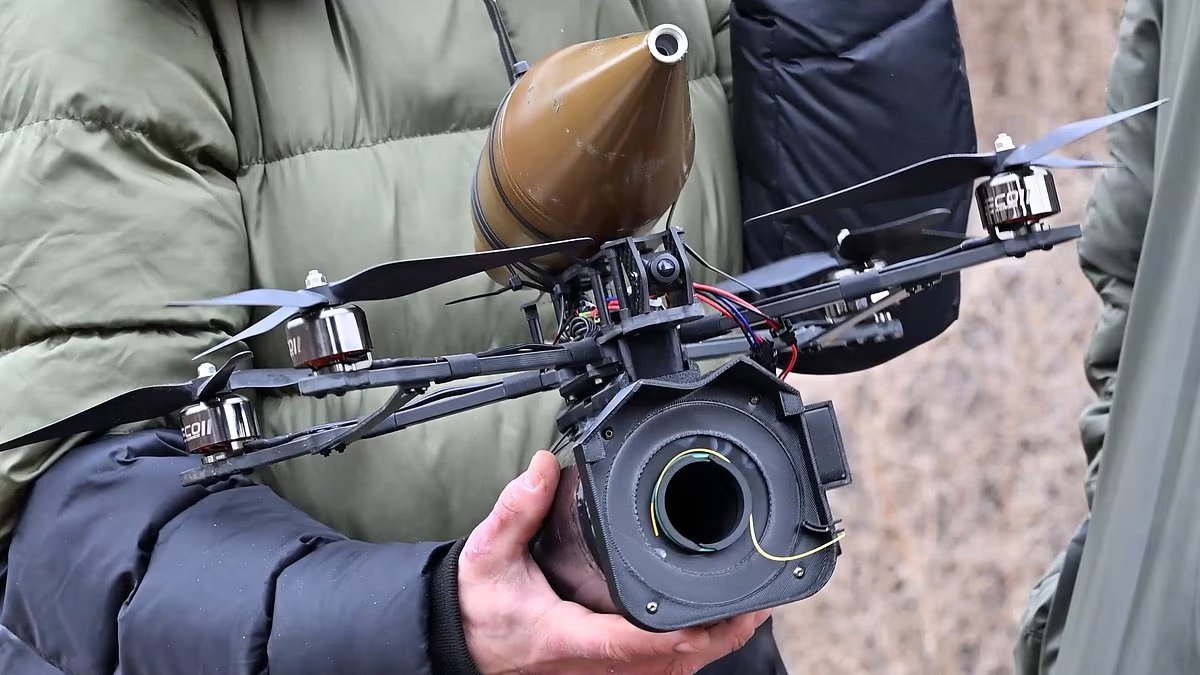 ¿Ha fabricado Ucrania un “arma maravillosa”? Richard Pendlebury pasa días bajo tierra en el frente de Kharkiv para presenciar los drones asesinos desconocidos que podrían decidir la batalla.