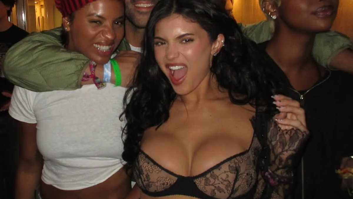 Kylie Jenner usa otro sujetador diminuto en Coachella después de generar preocupación por implantes ‘explosivos’