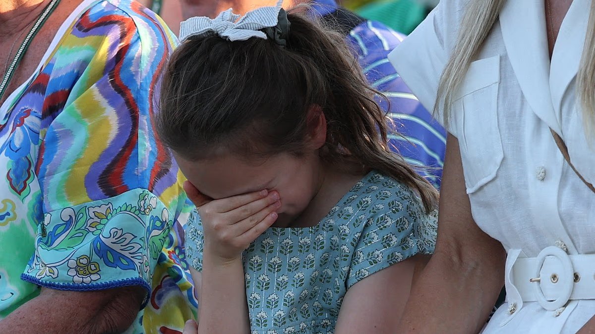 Poppy, de cinco años, se sonroja mientras rinde homenaje a su esposa Erica y a su hija por “aguantarme” por la victoria de Rory McIlroy en el Masters.