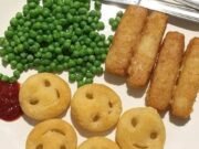 Las cenas escolares británicas favoritas de los años 60, 70 y 80 ya no existen, ya que el gobierno prohíbe los alimentos fritos para abordar la crisis de obesidad infantil.