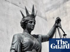 Un niño aborigen trasladado a 1.700 kilómetros de una remota comunidad del Territorio del Norte será devuelto, dictamina el tribunal de familia | Aborígenes australianos