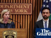 La policía de Nueva York investiga después de que un video muestra a dos oficiales golpeando y pateando a un hombre.