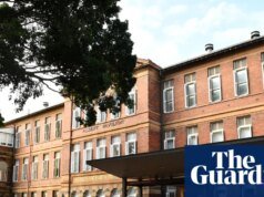 Luchando por la vida tras el presunto ataque con martillo en el hospital de Sydney | Sídney