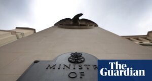 Veteranos del Reino Unido ‘obligados a dimitir’ por acciones legales homofóbicas contra el Ministerio de Defensa | Derechos LGBTQ+