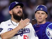 El relevista de los Dodgers Alex Vecia salva con trabajadores de la salud en las gradas