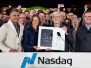 Mire a Tim Cook tocar la campana de apertura del Nasdaq como parte del 50º aniversario de Apple