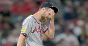 Noticias de MLB: Chris Sale de los Bravos se golpea la pelota en la cabeza por frustración