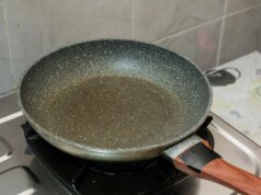 5 alimentos que merecen algo mejor que una sartén antiadherente (y qué usar en su lugar)