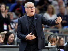 Los representantes de Geno Auriemma de UConn arbitrando, enfrentando a Don Staley en una derrota en la Final Four