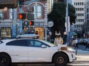 Waymo y Waze lanzan programa piloto de parcheo de baches en ciudades de EE. UU.