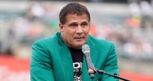 Un elevado rebota en la cabeza de un jardinero universitario para un improbable jonrón