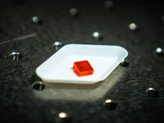 Estas células solares baratas funcionan mejor porque están defectuosas