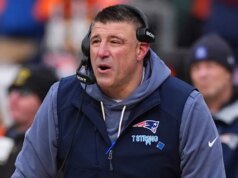 Vrabel negó haber actuado mal después de que apareciera en línea una foto con un reportero de la NFL