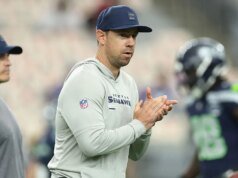 La primera selección del draft de la NFL podría inicialmente sentarse detrás del QB veterano, dijo el entrenador de los Raiders.