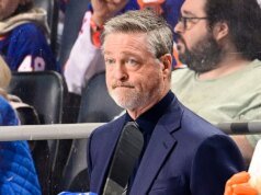 Los Islanders despidieron al entrenador en jefe Patrick Roy cuando quedaban cuatro juegos en la carrera por los playoffs.