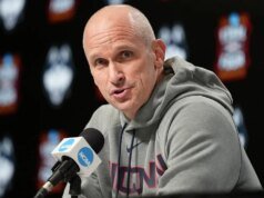 La esposa del entrenador de la UConn critica a los fanáticos de St. John