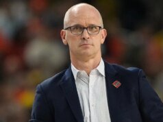 El entrenador de UConn, Dan Hurley, es abucheado por la multitud durante una entrevista en CBS.