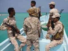 Irán puede desplegar a los hutíes para bloquear el estrecho de Bab al-Mandeb, advierte un asesor