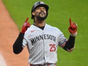 En tiempo extra, los Mellizos encuentran la manera de superar un salvaje en Cleveland