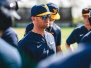 Steve Sabins destaca la profundidad de WVU, lanzando en la victoria sobre el No. 21 Arizona State
